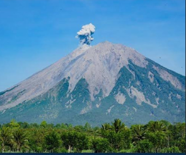 Ilustrasi Gunung Semeru dalam status Waspada. [Instagram]